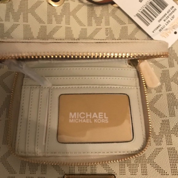 Michael Kors Large Jules Drawstring Shoulder Bag - Picture 2 of 3
